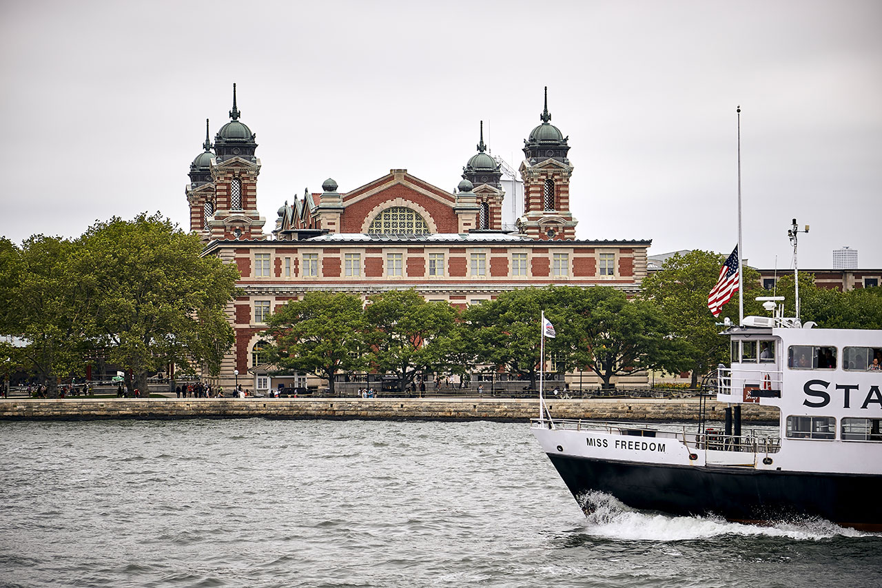 La edad dorada de la inmigración en Ellis Island: Un legado multicultural grabado en el corazón de Nueva York